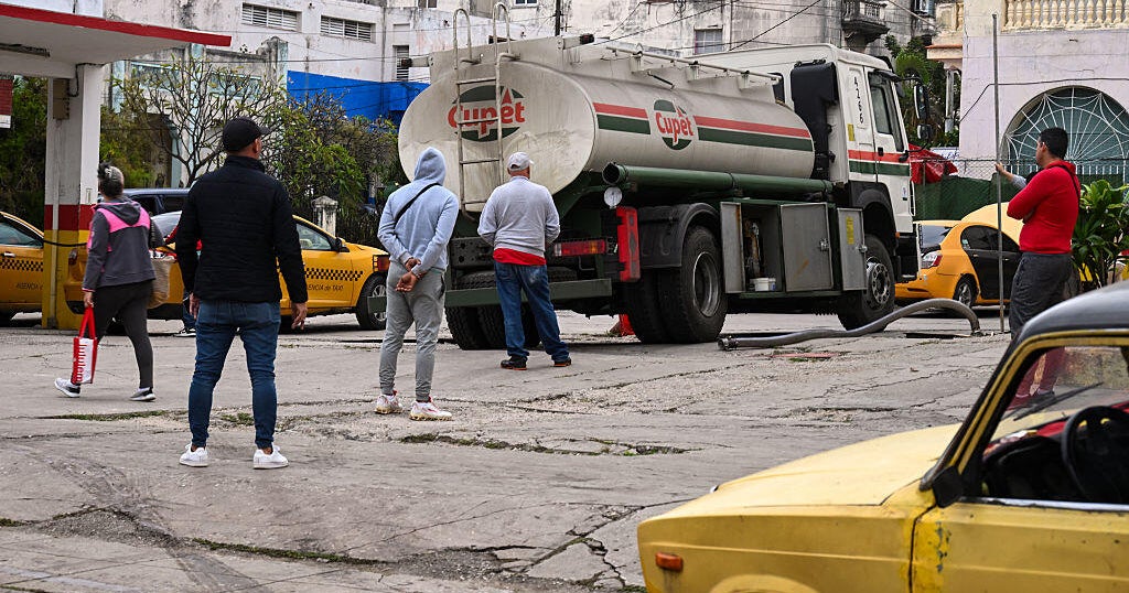 Trump threatens tariffs on countries that sell oil to Cuba