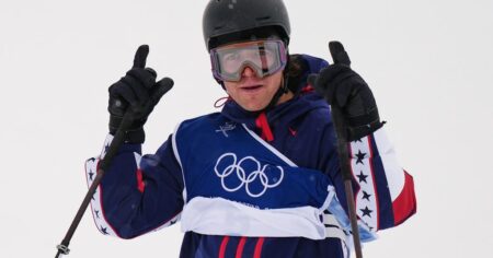 Team USA’s Hunter Hess, targeted by Trump over comments, flashes “L” sign after Olympic halfpipe qualifying