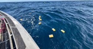Boat crew tosses 115 kilos of cocaine in Pacific while fleeing navy, Colombia says