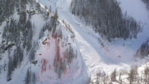 Off-trail avalanche kills 2 skiers and injures 1 in northern Italy