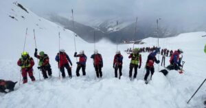 2 skiers killed, 5 hurt in northern Italy avalanche